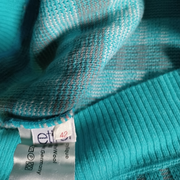 Sweater and hat matching set women size medium - Picture 5 of 5